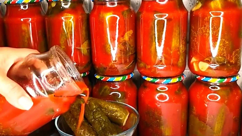 ТОП-1 смаколик зими: огірки в томатному соку — кисло-солодка казка, яку не можна пропустити!