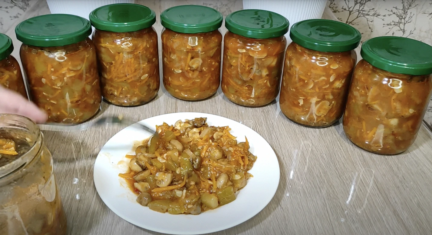 Популярний рецепт, за яким готує більшість господинь! Кабачки з печерицями у соусі Сацебелі