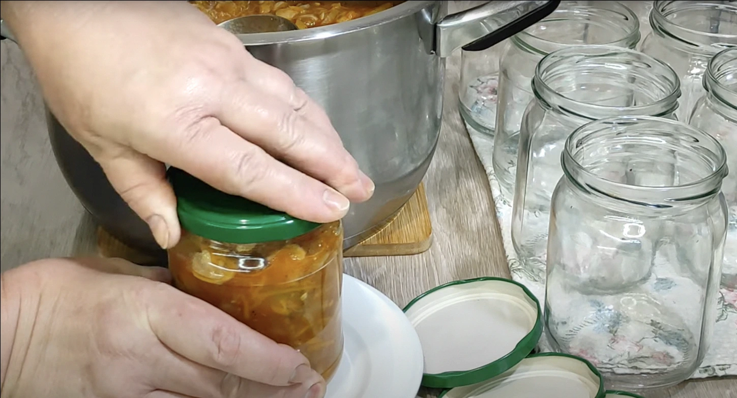 Популярний рецепт, за яким готує більшість господинь! Кабачки з печерицями у соусі Сацебелі