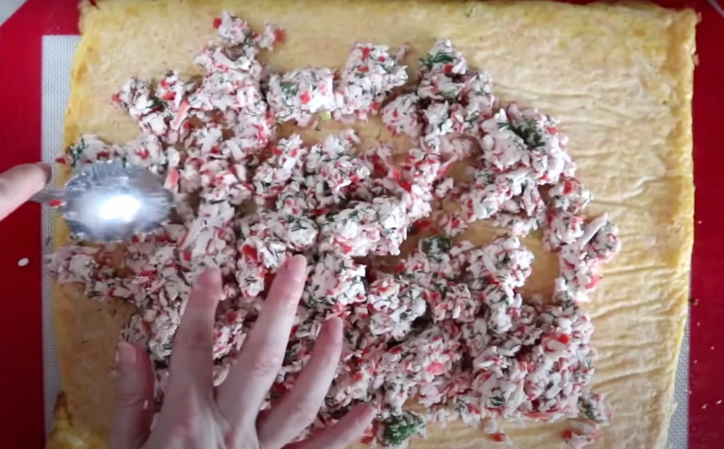 Шедевр з простих продуктів: сирний рулет з начинкою. Шикарна закуска до будь-якого столу!