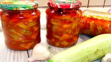 Шалений хіт на вашій кухні: кабачковий салат-закуска в томатному соусі з часником – спробуйте, і вас не зупинити!