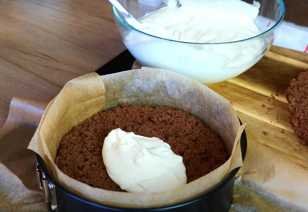 Шоколадний торт на кефірі “3 склянки”. Простий рецепт смачного сметанника