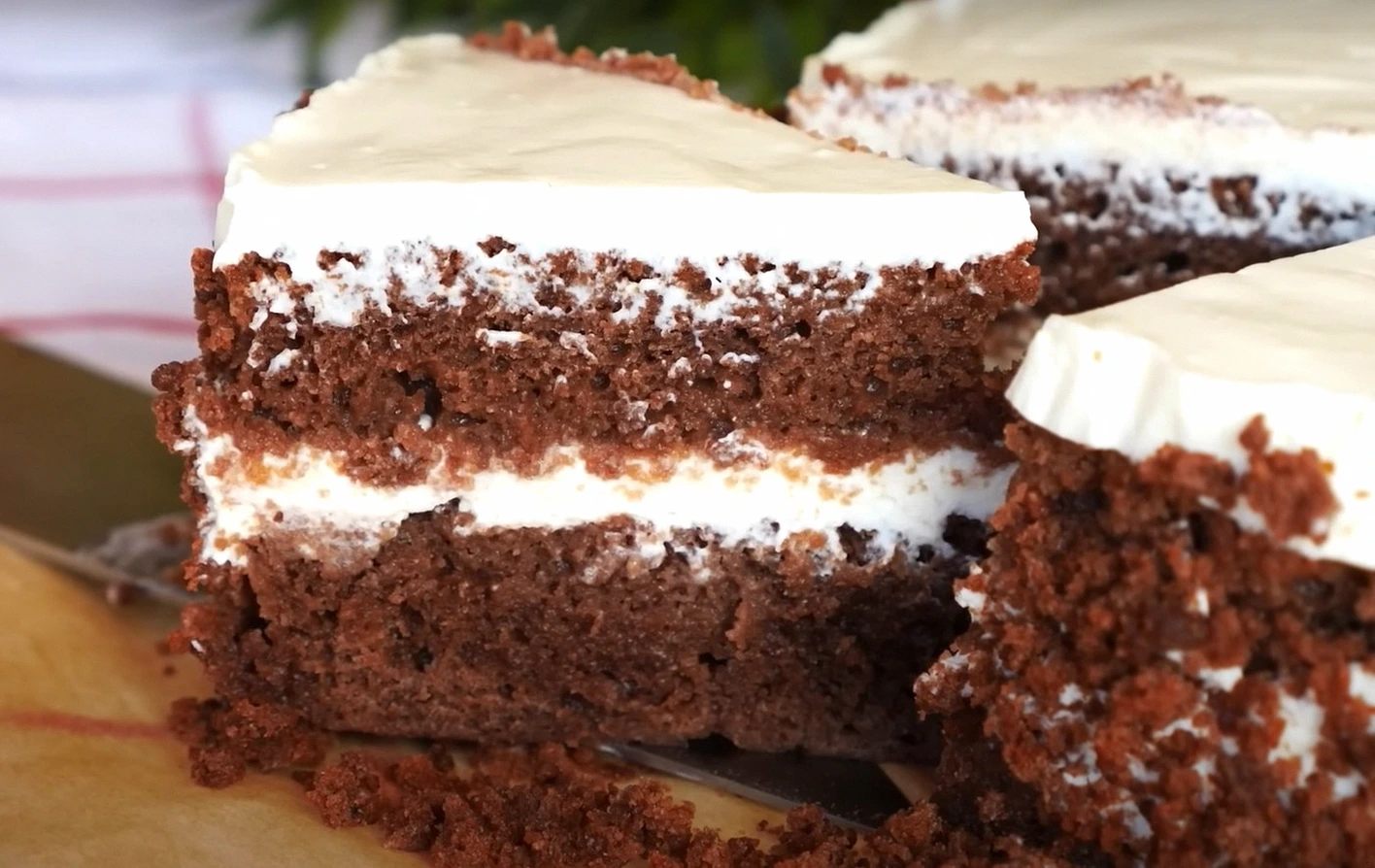 Шоколадний торт на кефірі “3 склянки”. Простий рецепт смачного сметанника
