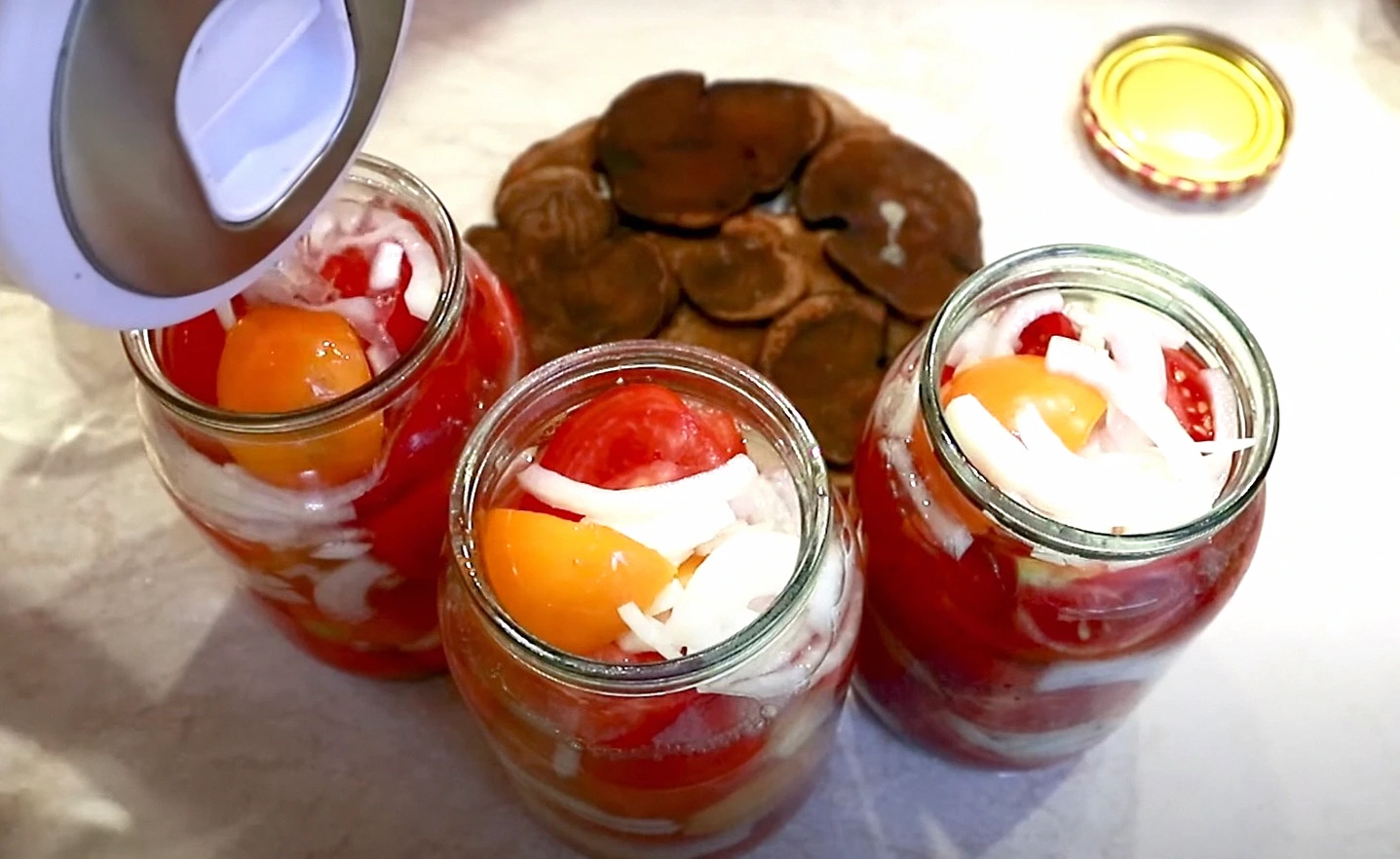 З’їли за раз 2 банки! Помідори в желе часточками на зиму: рецепт – знахідка
