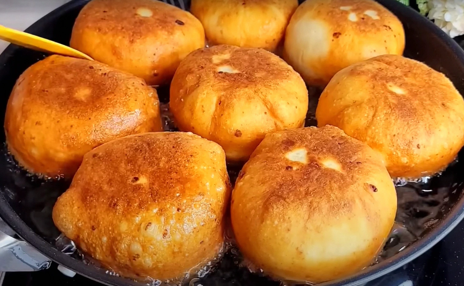 Пиріжки з картоплею, як пампушки. Рецепт на кефірі: навчила всіх подруг так готувати