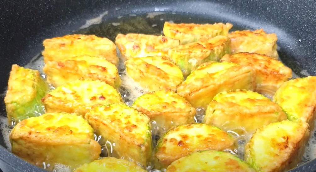 Кабачки смачніші за м’ясо! Спочатку обсмажую, а потім мариную: простий рецепт за копійки