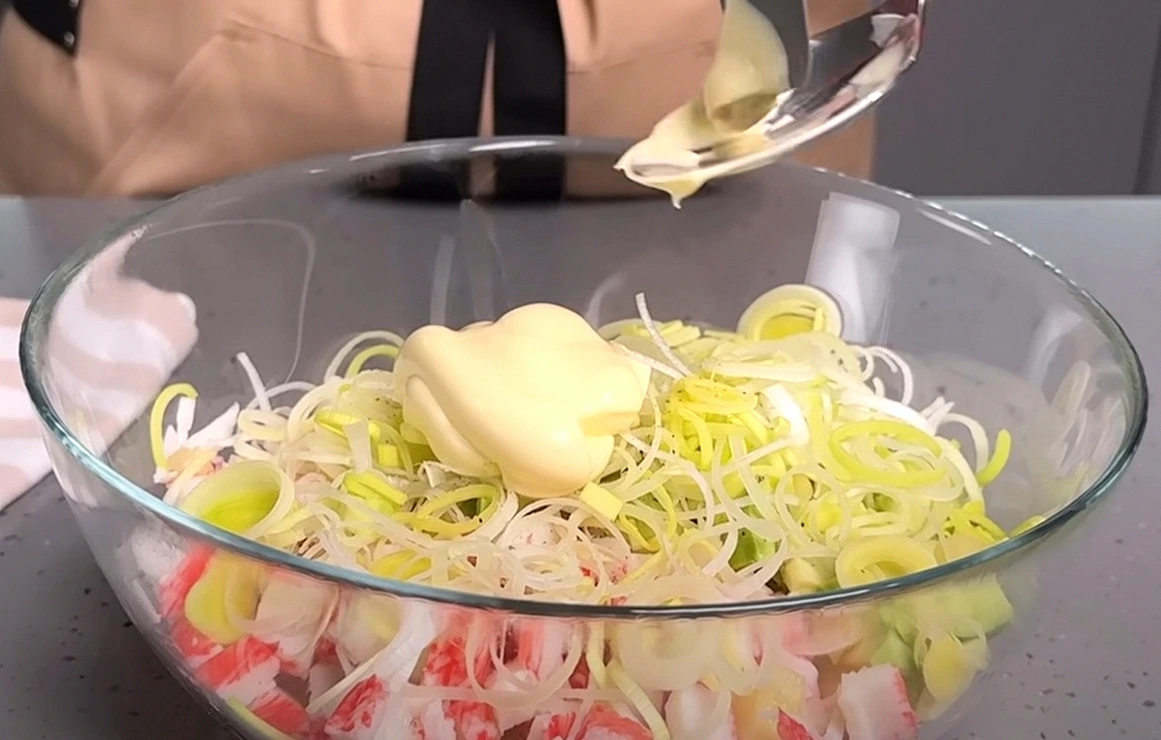 Салат “Новинка” з крабовими паличками – рецепт всього з 4 продуктів. Варити нічого не треба