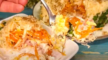 «Салат із копченою куркою, який підкорив усіх: незамінна страва на ваше святкове застілля!»