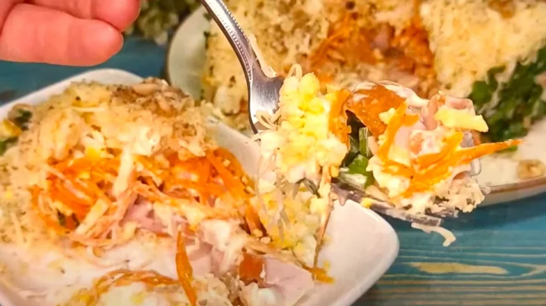 «Салат із копченою куркою, який підкорив усіх: незамінна страва на ваше святкове застілля!»