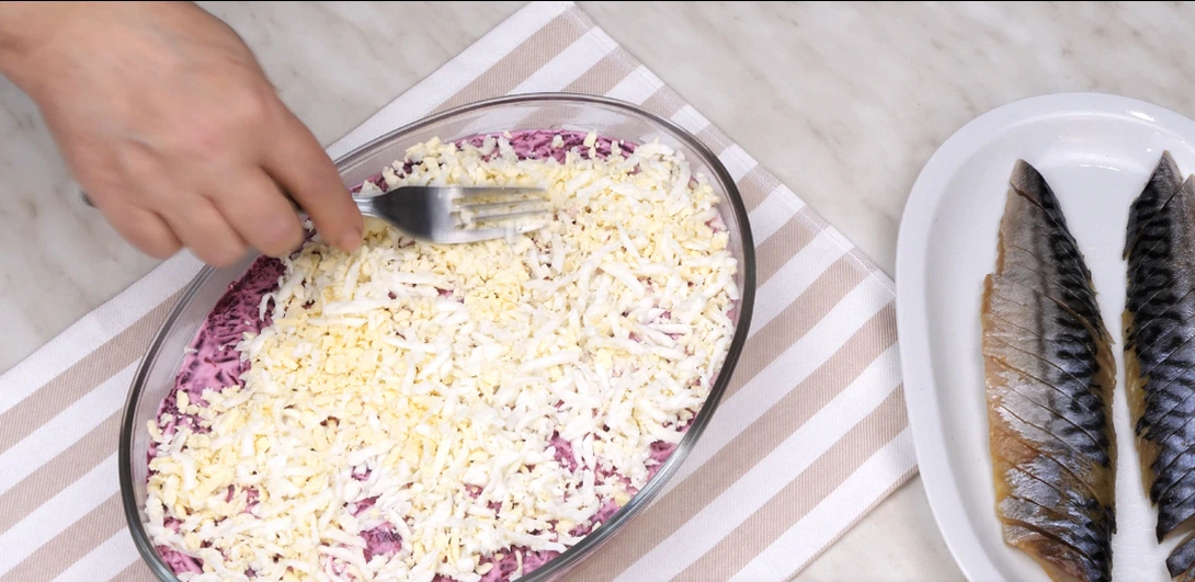 “Скумбрія під шубою”. Старий салат на новий лад – навіть смачніше за звичайний Оселедець під шубою