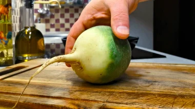 “Салат-зірка з редькою: секретний рецепт, який підкорює кожне застілля!”