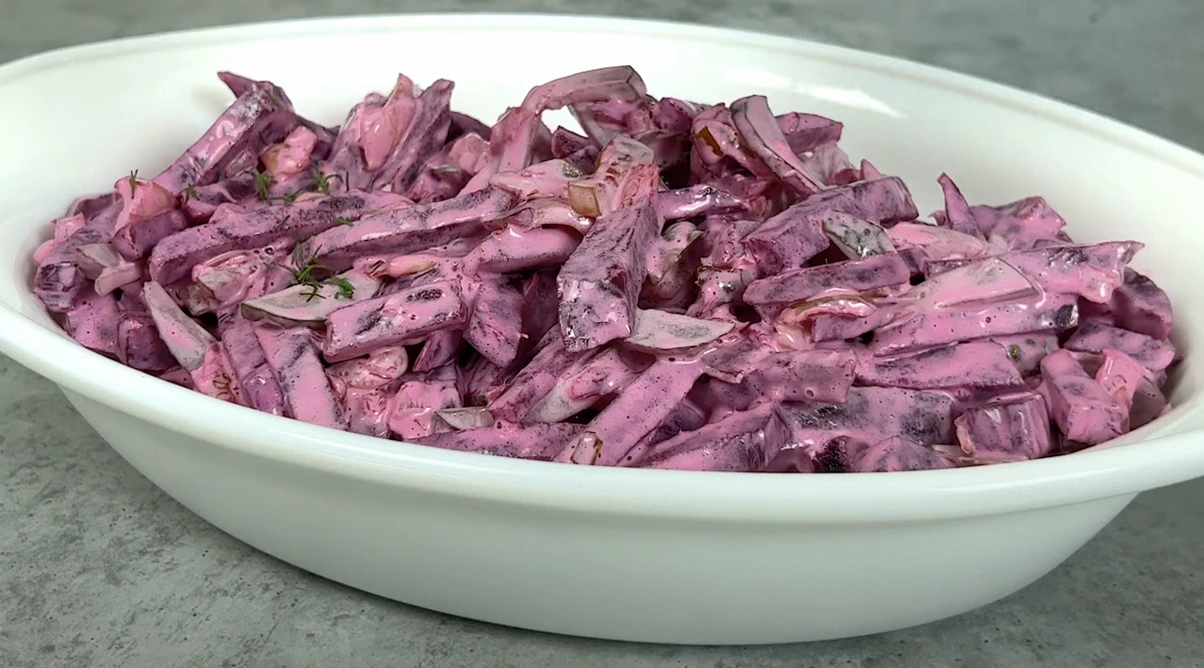Легкий салат з буряка, який став постійним гостем на нашому столі