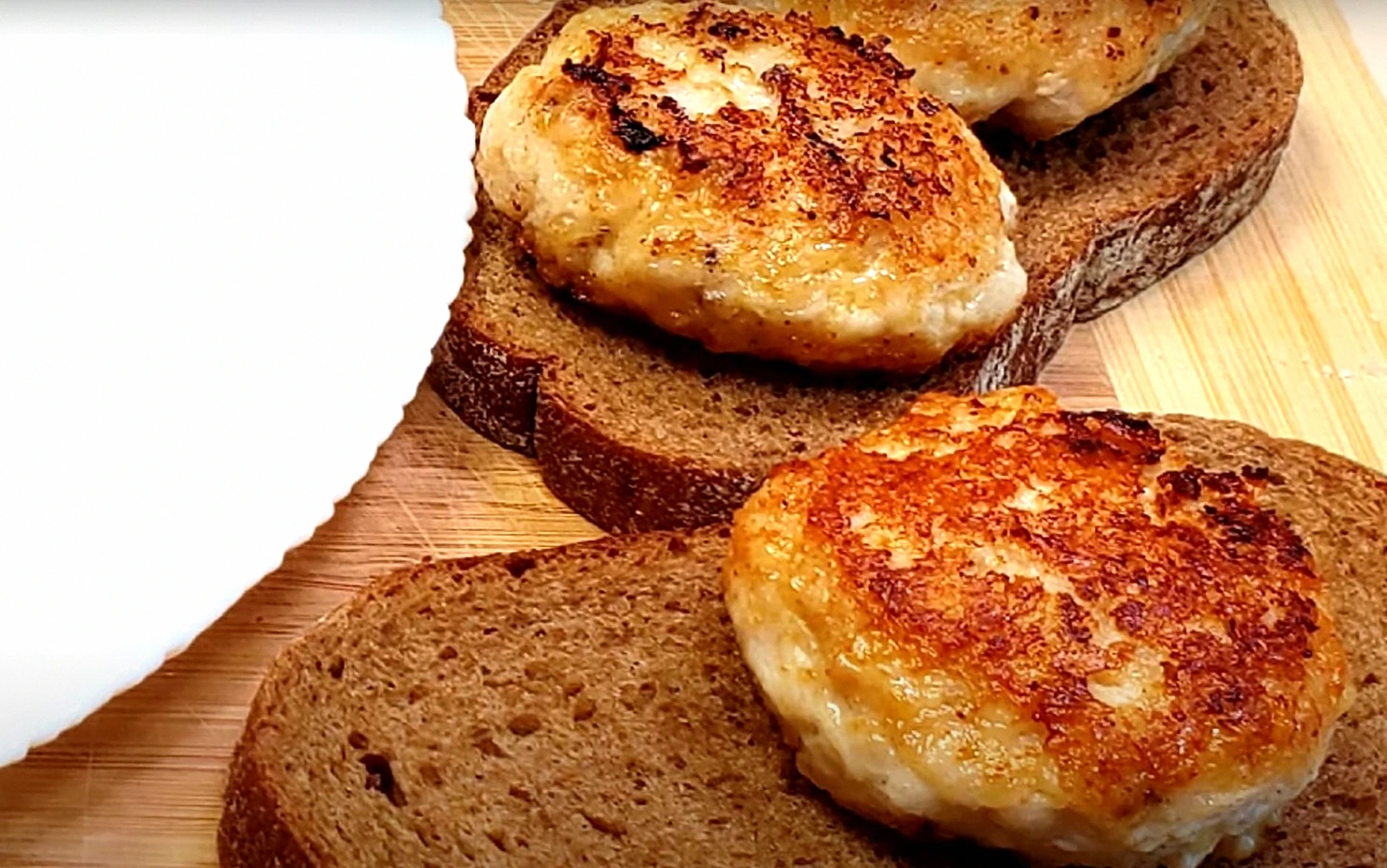 Дізналася рецепт на кулінарних курсах. Секрет смачних “вершкових” котлет з курячого філе