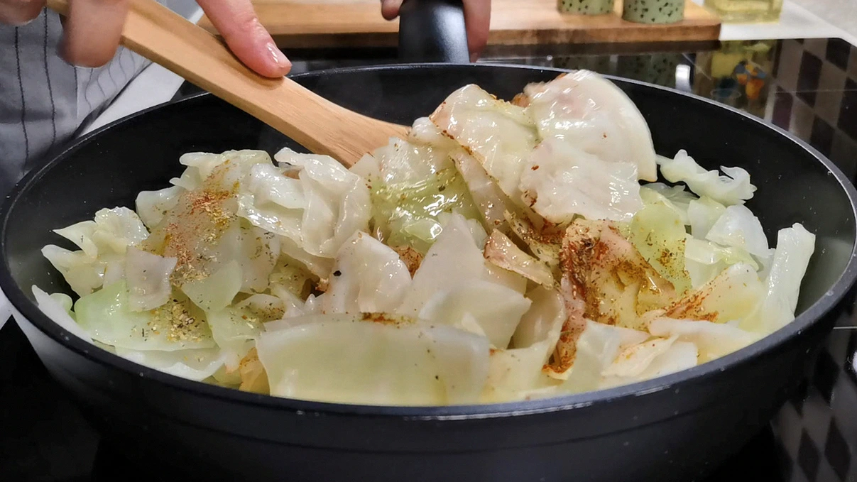 Капусту купую тепер кілограмами. Готую по 3 рази на тиждень і хочеться ще (новий рецепт)