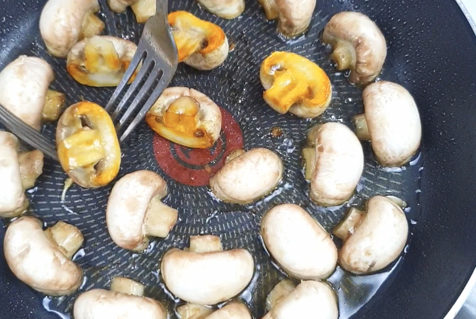 Гриби купую кілограмами. Показую, яку смачну закуску з них готую. Пальчики оближеш