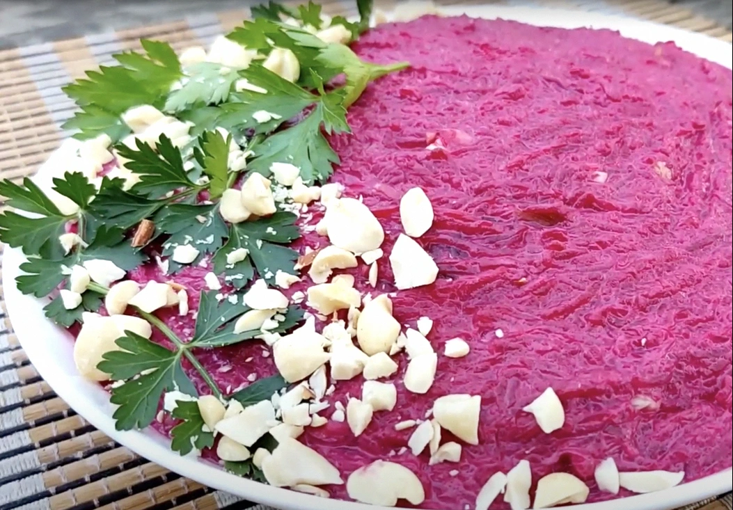 Неймовірно смачний салат з буряками “Коханка”. Ви здивуєтеся, наскільки буряк може бути апетитним!
