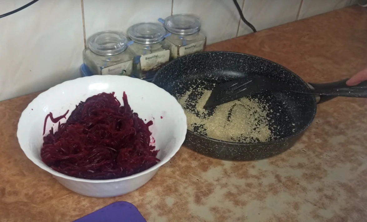 Салат з буряка “Оригінальний” з цікавою добавкою. Усі просять цей салат: простий, але дуже смачний