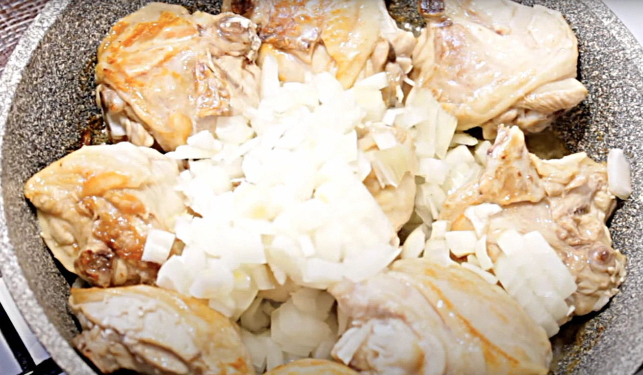 Незнаю що тут смачніше – соус чи курка. Курочка “По-панськи” в сметанно-часниковому соусі