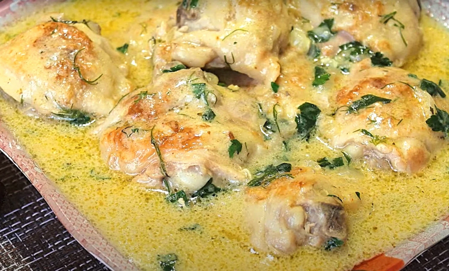 Незнаю що тут смачніше – соус чи курка. Курочка “По-панськи” в сметанно-часниковому соусі