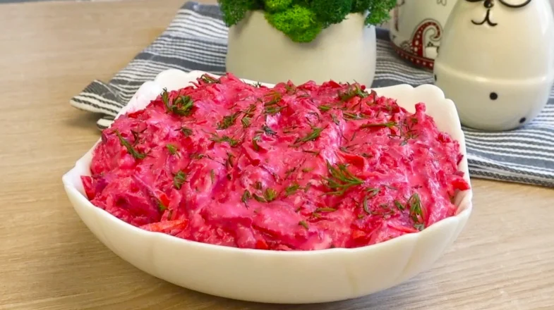 Цей салат “Дружба” підкорив моє серце: всього три продукти за три хвилини!
