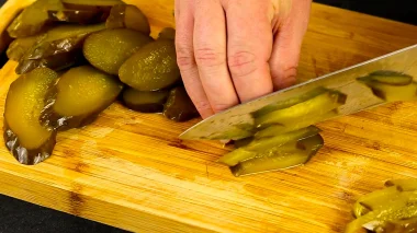 Секретний салат “Простецький” з Німеччини: Навіщо подруги ховають від нас цей смаколик “на кожен день”?