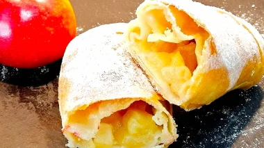 Грандіозний одеський “вертута” з яблуками: смачний десерт з копійчаних продуктів, ідеальний навіть під час посту!