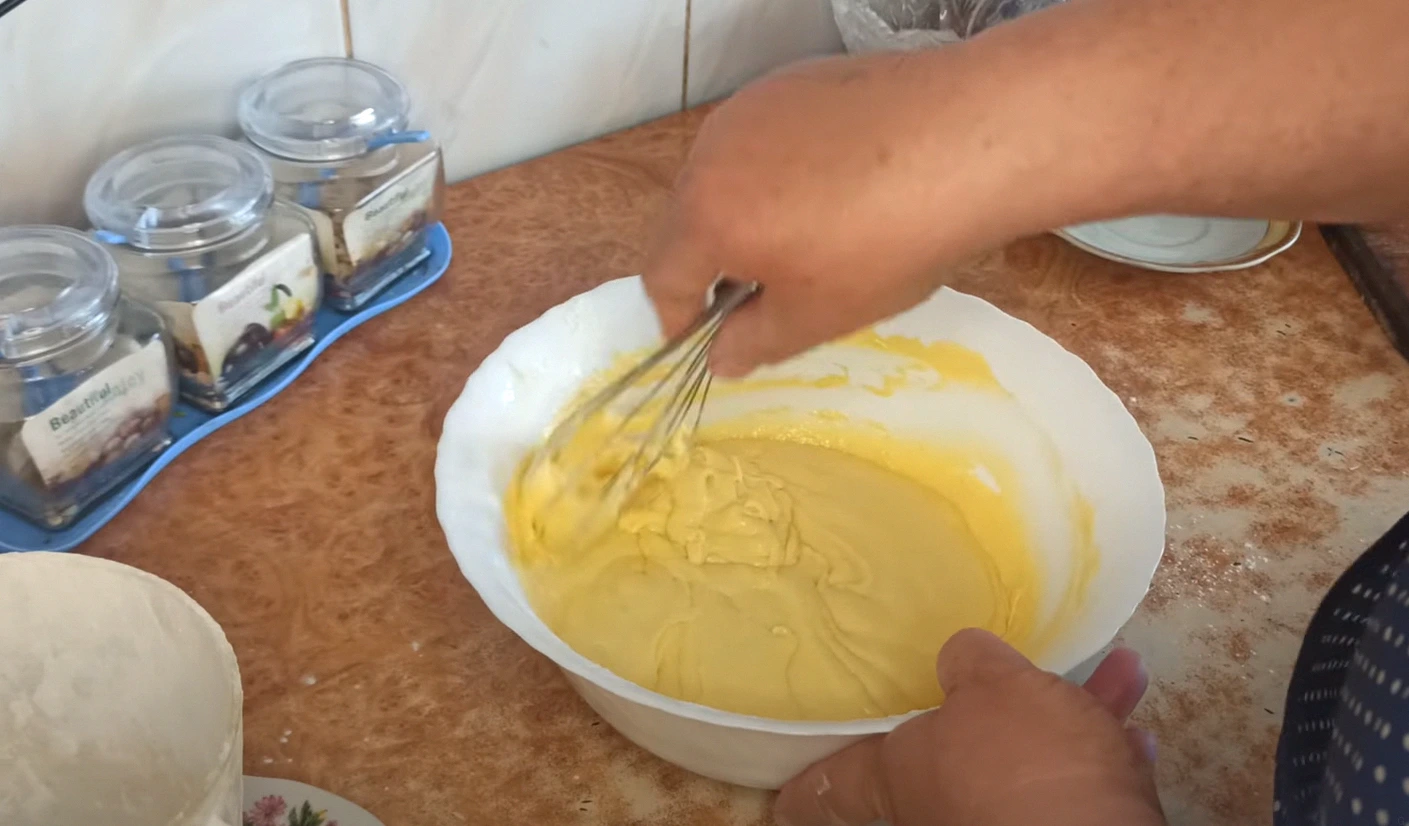 Все змішала і в духовку! Заливний пиріг на кефірі “Травневий”: дякую сусідці з села