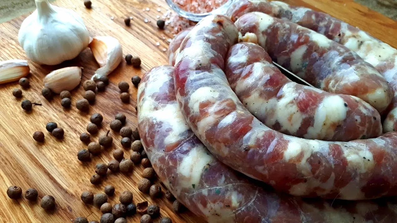 Рецепт ідеальної домашньої ковбаси для пасхального кошика: незамінний продукт, який легко приготувати