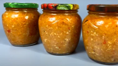 Секретний рецепт аджики з кабачків, що розкуповують як гарячі пиріжки! Чому ці 20 банок зникають за лічені хвилини?