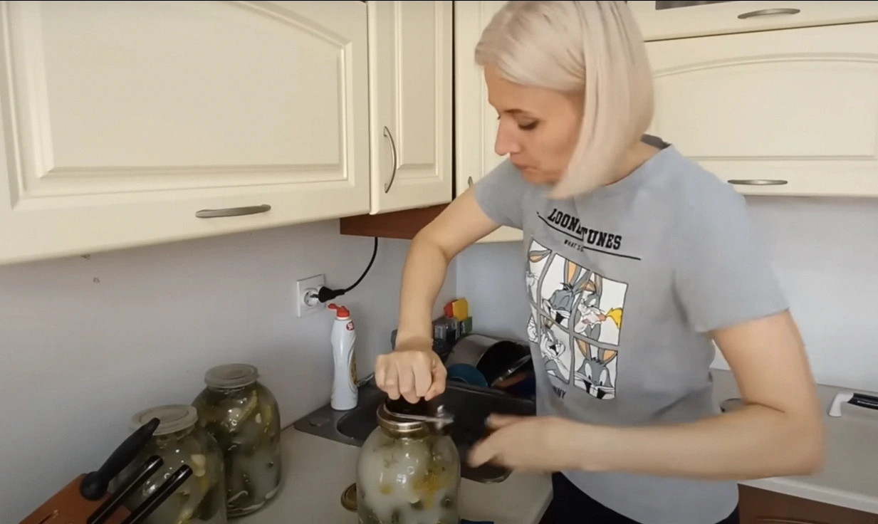 Таких хрумких я ще не квасила! Обов’язково додайте цей інгредієнт при квашенні огірків!