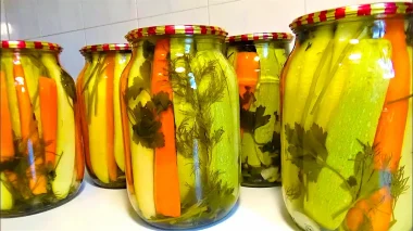 Ви не повірите, чому всі мої родичі “підсіли” на ці мариновані кабачки на зиму!