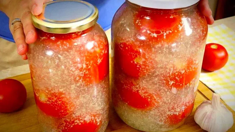 Секретний рецепт, який підкорює всіх: дивовижні помідори в снігу з часником на зиму!