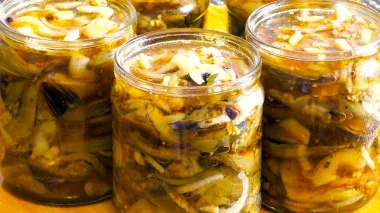 Цей рецепт баклажанів на зиму викличе фурор на вашій кухні! Пікантні “шашлики в банці”, які зникнуть зі столу першими!