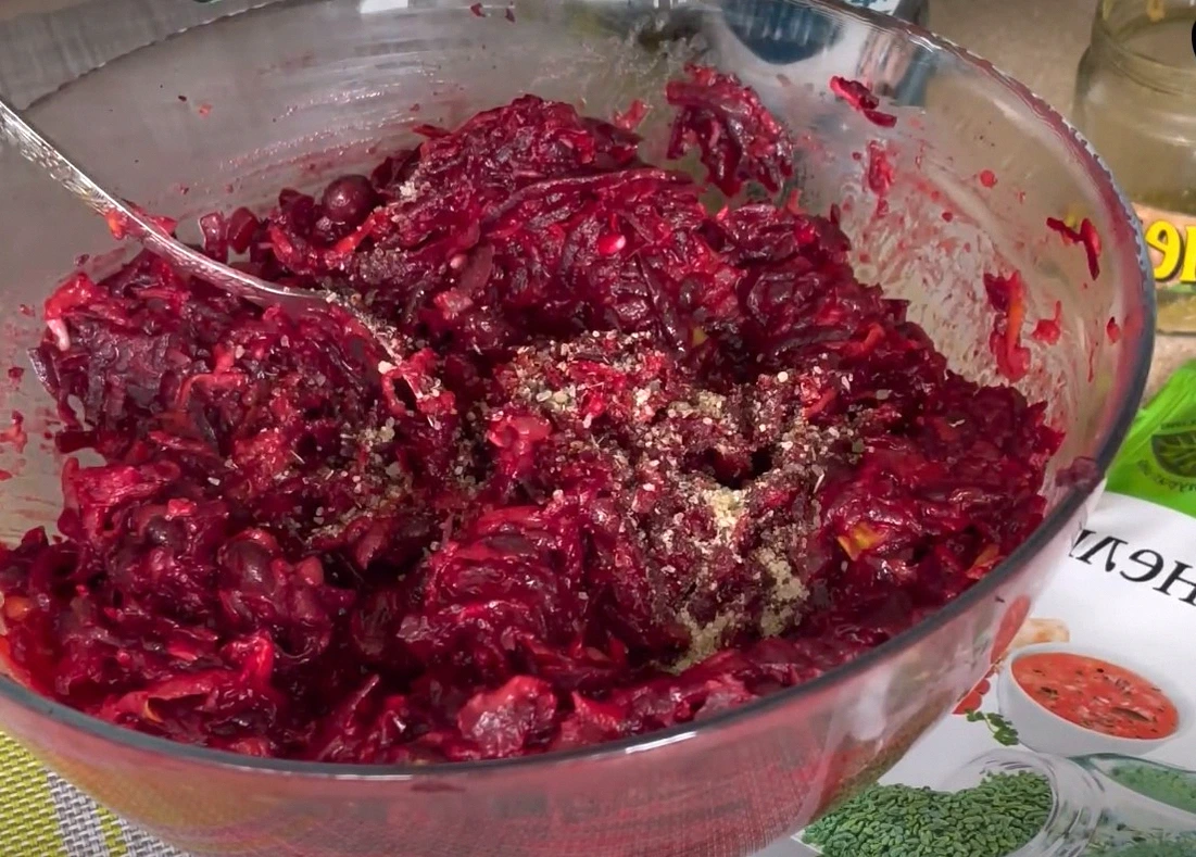 І салат, і гарнір, і закуска. Такий рецепт із буряків мені ще не зустрічався