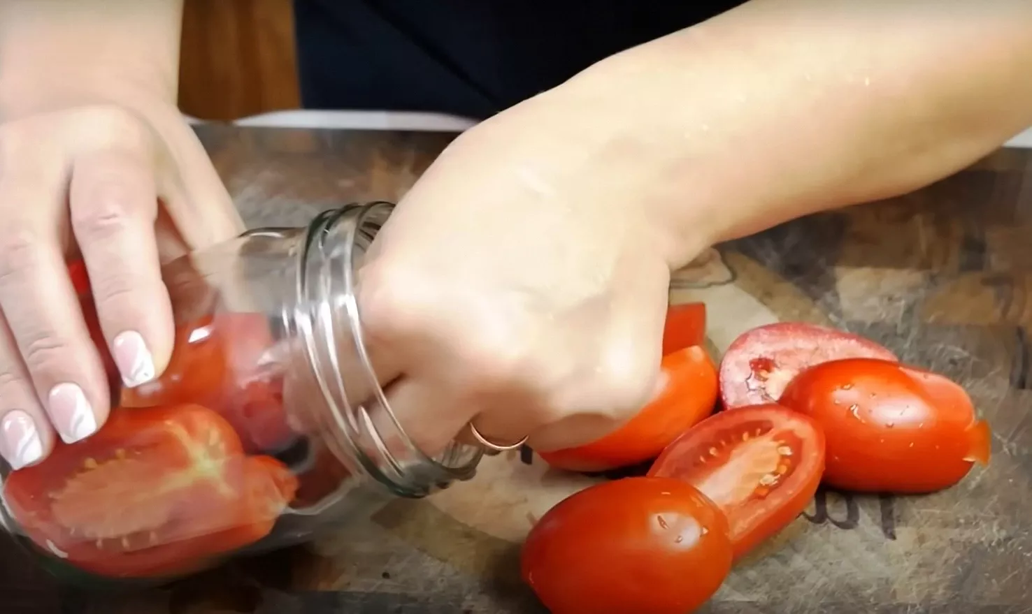 Просто наріжте помідори! Готую так вже 5 років: солодкі помідори половинками на зиму