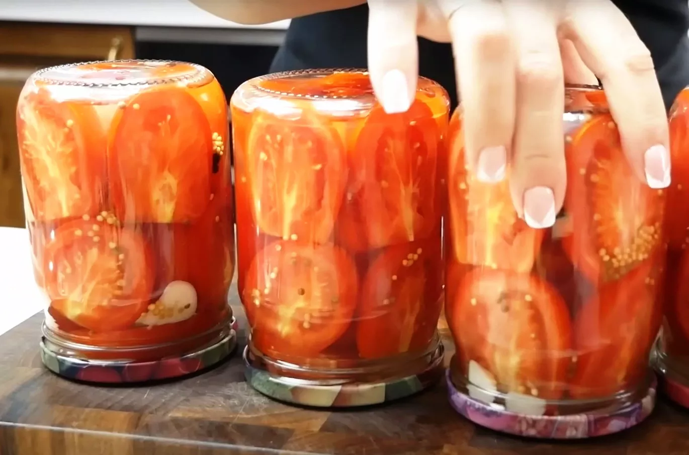 Просто наріжте помідори! Готую так вже 5 років: солодкі помідори половинками на зиму