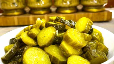 Неймовірні хрусткі огірки на зиму: секретний інгредієнт, який закохає вашу родину вже з першого укусу!