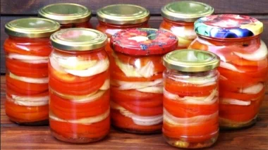 Лінивий рецепт маринованих помідорів: секретна закуска на зиму, яку обожнюють усі!
