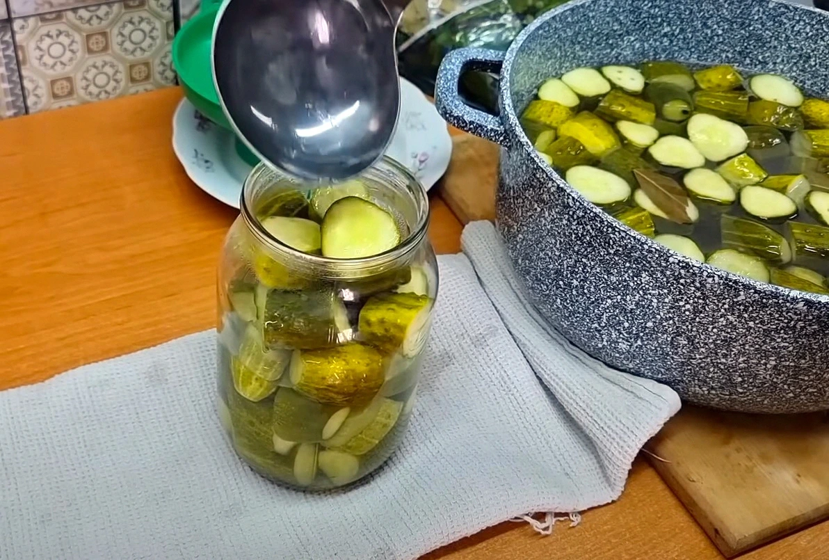 Мариновані огірки по-фінськи. Приготувала на зиму, а з’їли за вечір, такі вже смачні та хрумкі