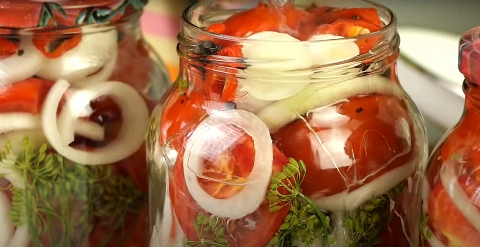 Рецепт, який підкорює з першої ложки! Мариновані помідори з цибулею та часником: неймовірно ароматні і смачні