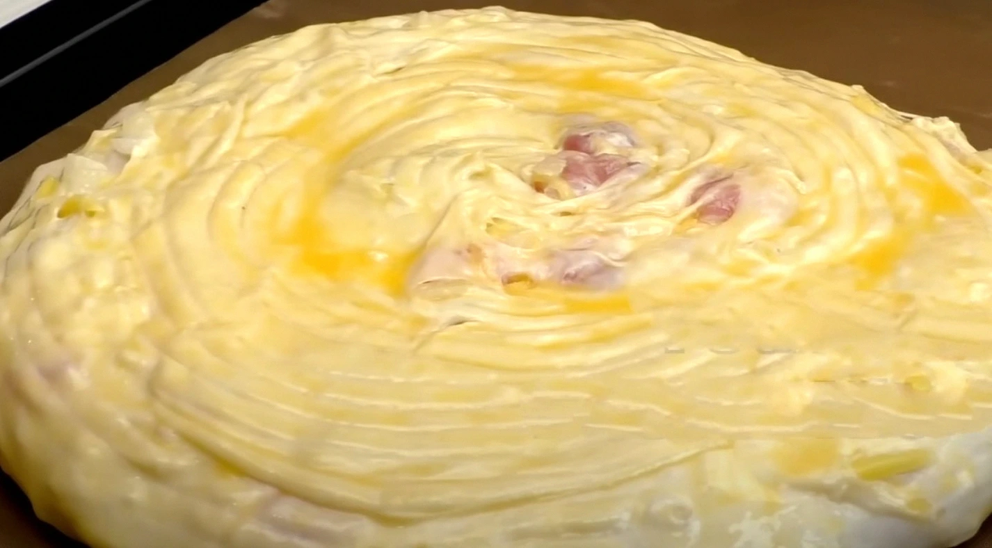 Усе змішали та в духовку. Нереально смачний пиріг з картоплею та м’ясом