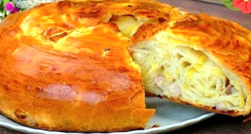 Усе змішали та в духовку. Нереально смачний пиріг з картоплею та м’ясом