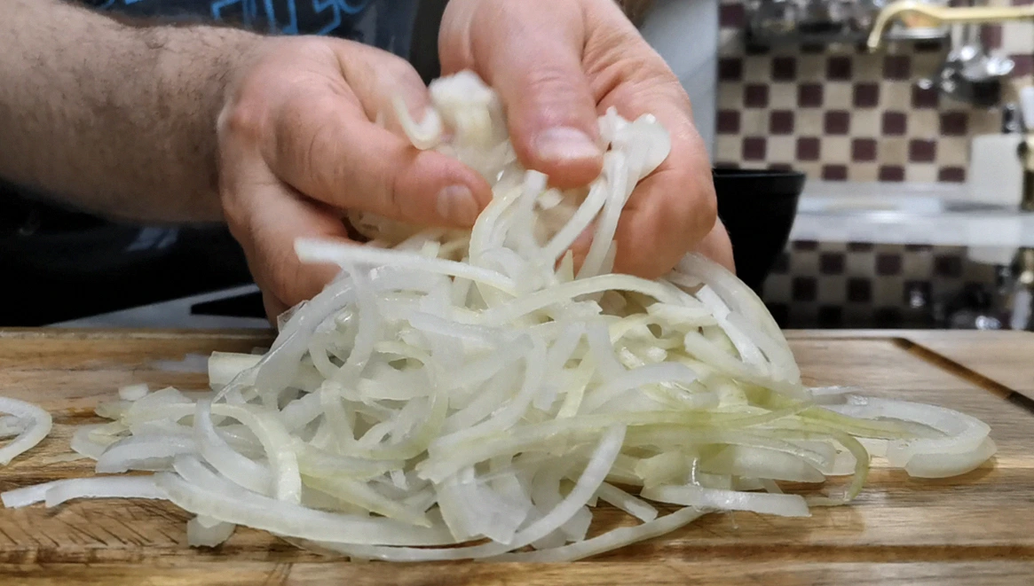 Не встигаю купувати буряки для цієї смакоти. У нас ця закуска з буряка “Йде” великими сковорідками