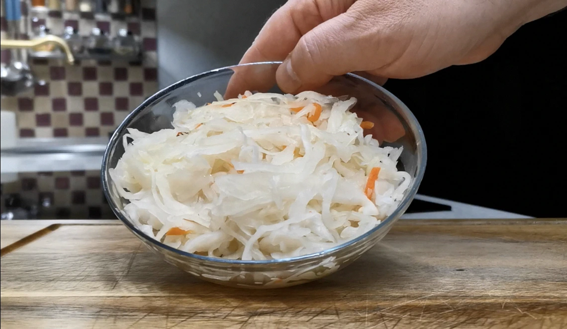 Не встигаю купувати буряки для цієї смакоти. У нас ця закуска з буряка “Йде” великими сковорідками