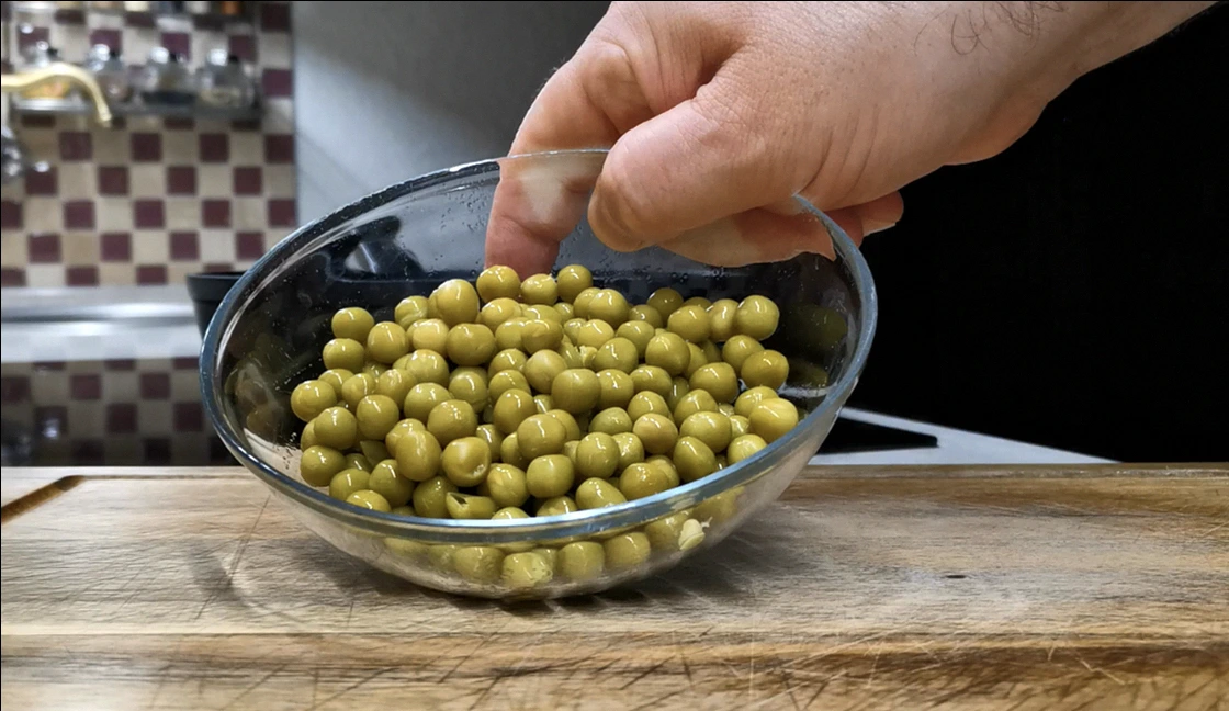 Не встигаю купувати буряки для цієї смакоти. У нас ця закуска з буряка “Йде” великими сковорідками