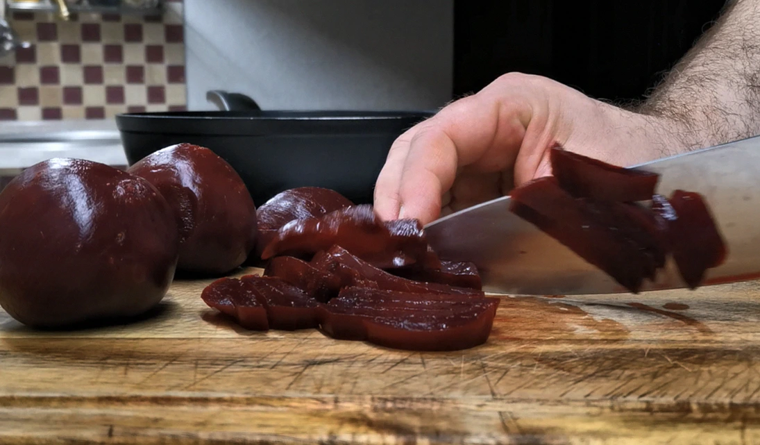 Не встигаю купувати буряки для цієї смакоти. У нас ця закуска з буряка “Йде” великими сковорідками