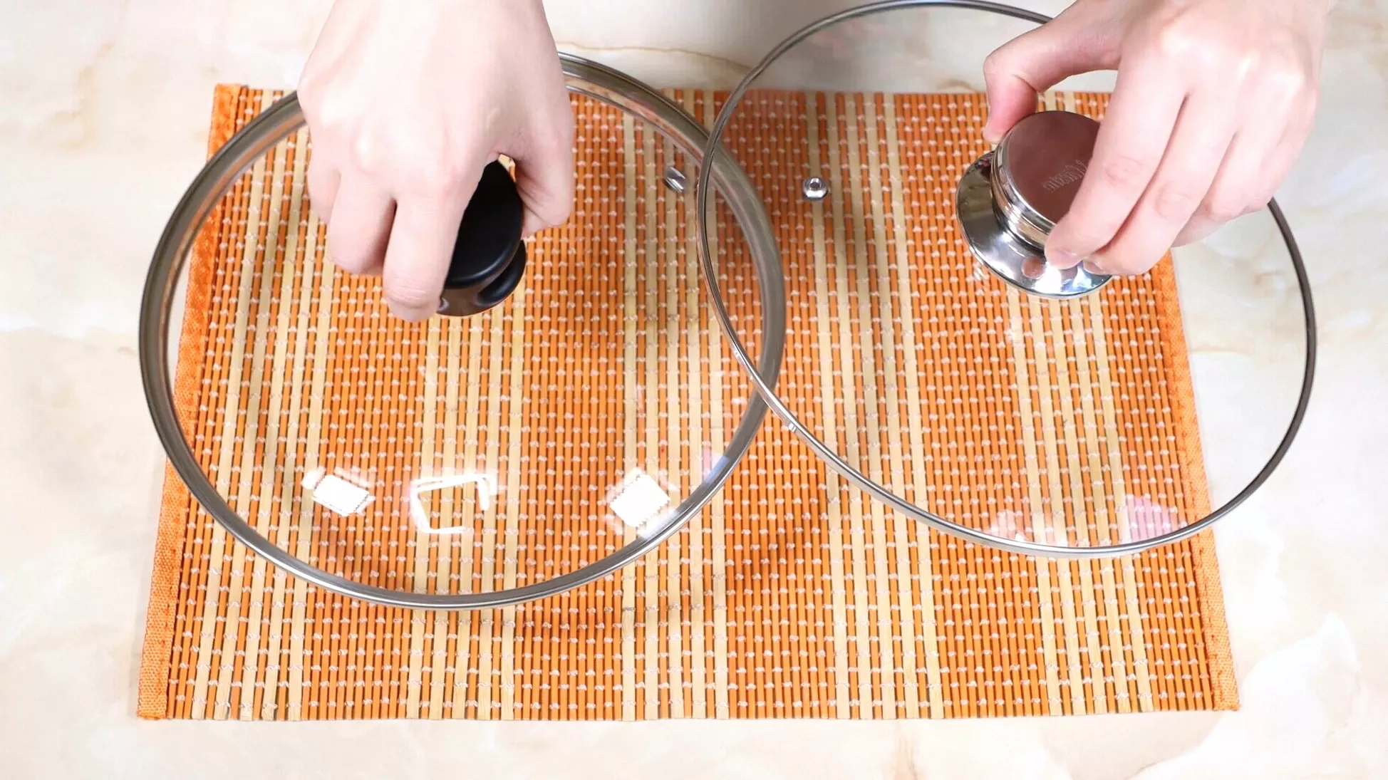 Брудні кришки – більше не проблема! Просто візьміть 2 таблетки, найпростіший спосіб відмити до блиску