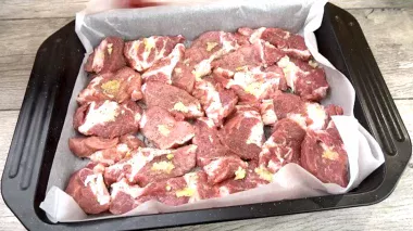 Захоплюючий “М’ясний сюрприз у папері”: золотиста скоринка без сковороди та стояння біля плити!