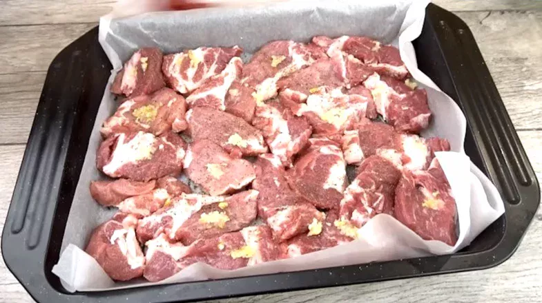 Захоплюючий “М’ясний сюрприз у папері”: золотиста скоринка без сковороди та стояння біля плити!