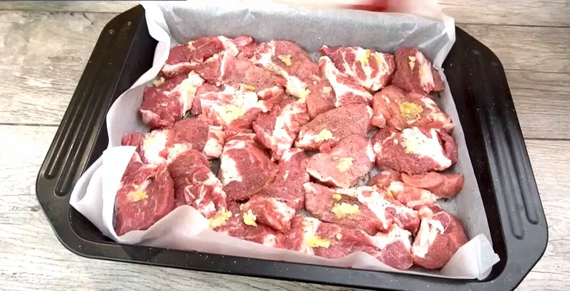 “М’ясо в папері”: виходить золотисте, наче його посмажили на сковороді. І біля плити стояти не потрібно